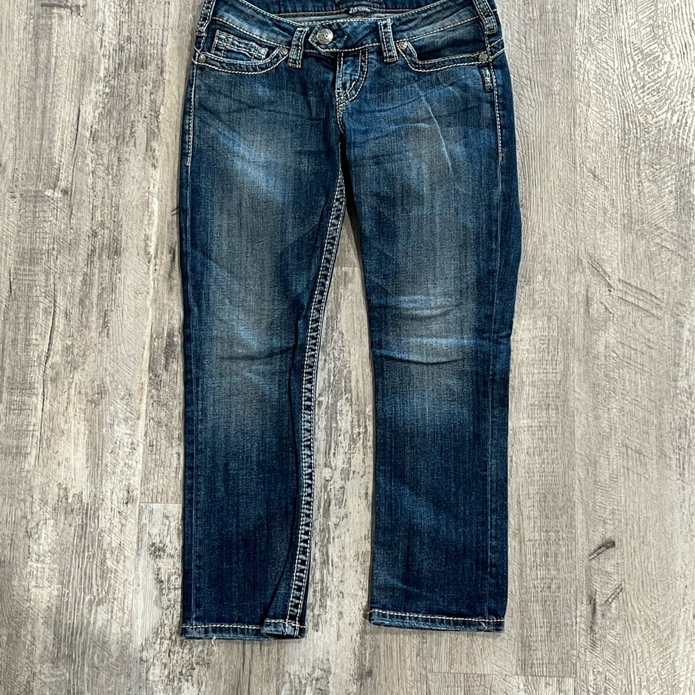 Silver “Tuesday” cropped Jean size 28 but fits like a 27